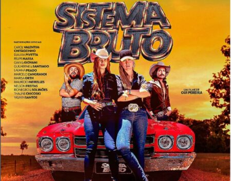 Sistema Bruto: Filme não entra em cartaz em algumas cidades, e web faz apelo a diretor Marcus Cirillo, Bruna Altieri, Bruna Viola e Guile Branco posam encostados em um carro vermelho no cartaz de divulgação do filme Sistema Bruto