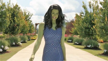 Tatiana Maslany como Mulher-Hulk em Mulher-Hulk Defensora de Heróis