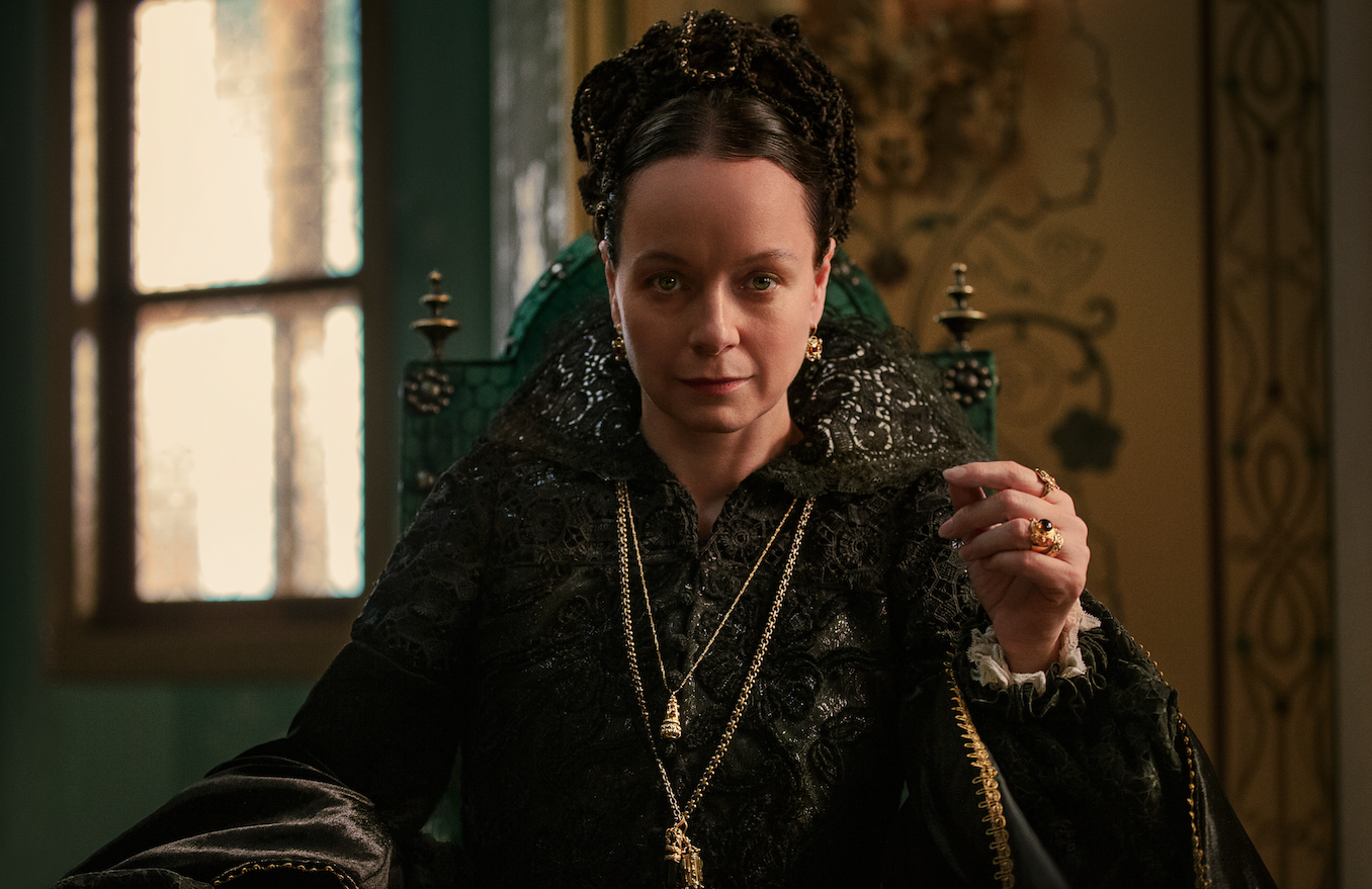 Samantha Morton como Catarina de Médici em The Serpent Queen 