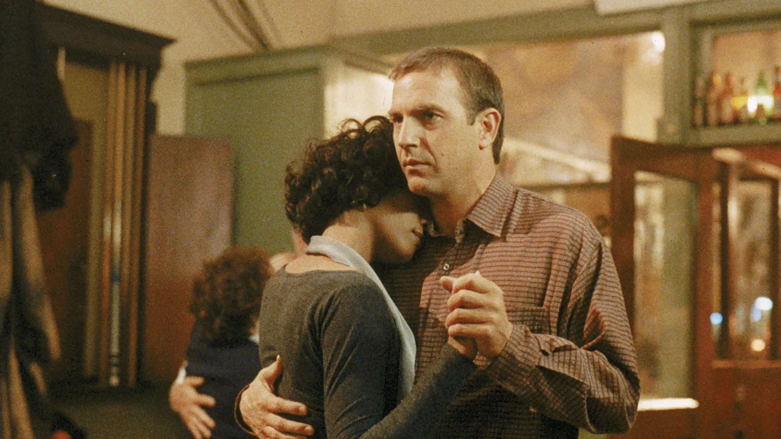 O Guarda-Costas completa 30 anos e ganha surpresa que pode chegar ao Brasil 1 Whitney Houston como Rachel e Kevin Costner como Frank em O Guarda-Costas