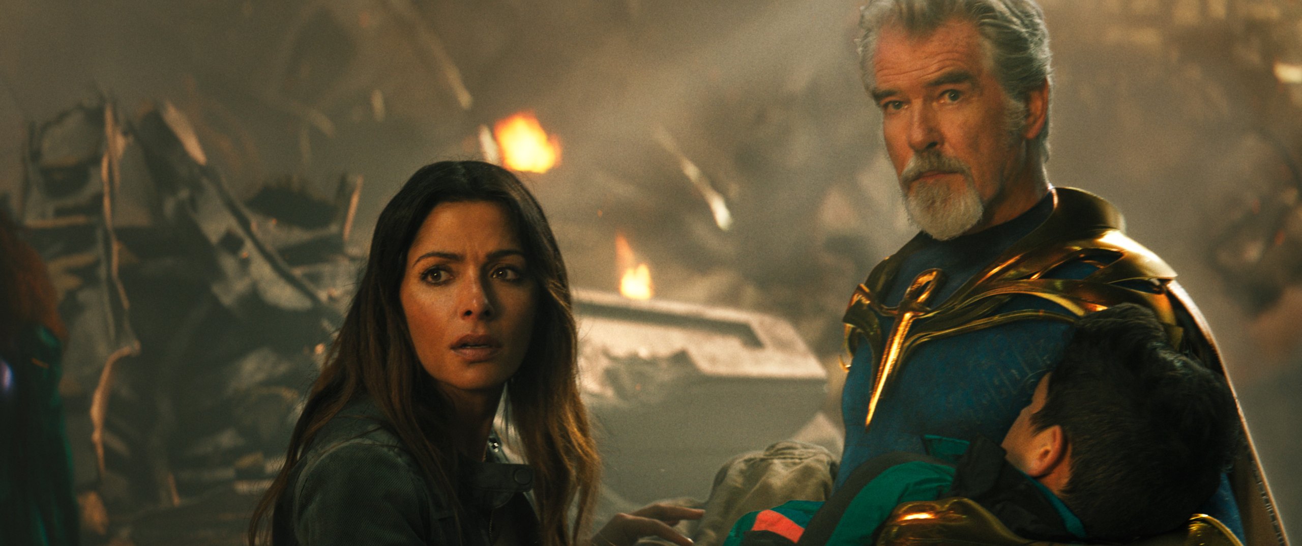 Sarah Shani como Adrianna e Pierce Brosnan como Dr. Destino em Adão Negro