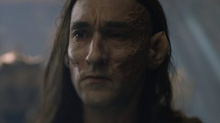 Adar (Joseph Mawle) em O Senhor dos Anéis: Os Anéis de Poder (Reprodução / Prime Video)