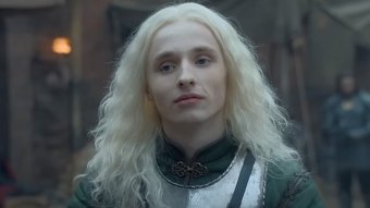 Ty Tennant com Aegon Targaryen em A Casa do Dragão (Reprodução / HBO)