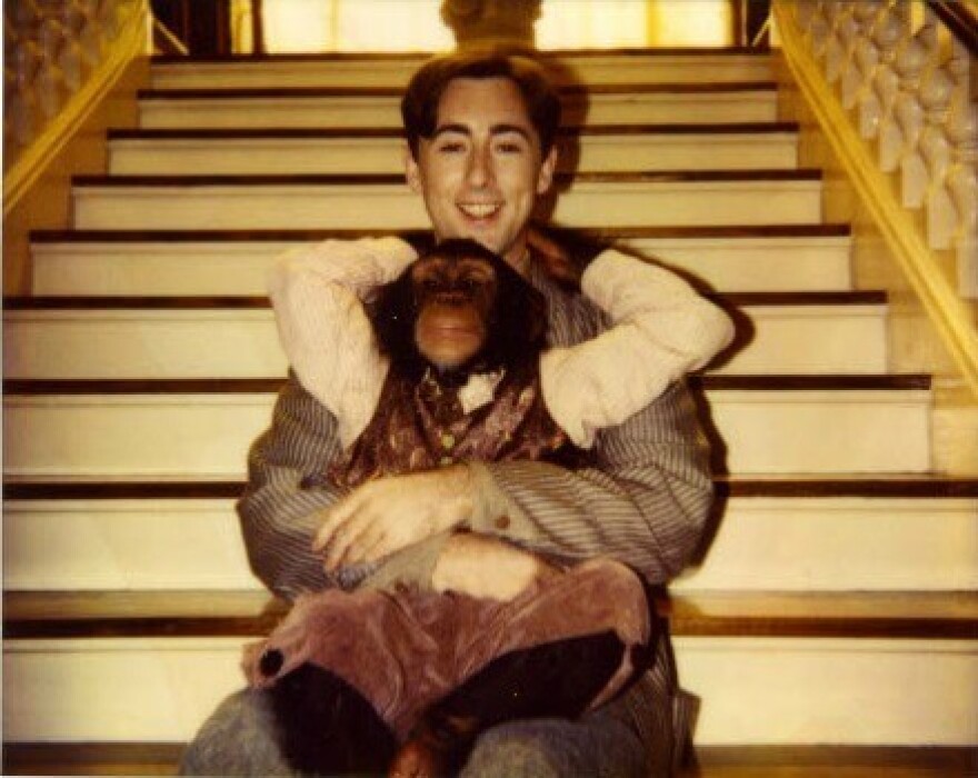 Alan Cumming e o chimpanzé Tonka nos bastidores de Buddy, Meu Gorila Favorito 