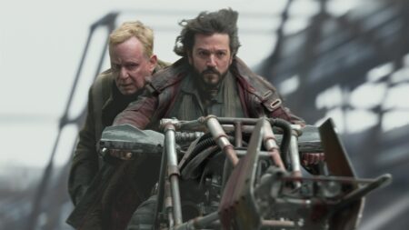 Stellan Skarsgård como Luthen Rael e Diego Luna como Cassian Andor em Andor (Reprodução / Disney+)