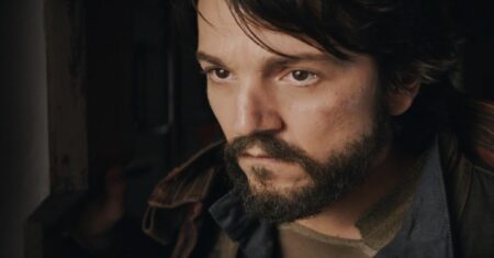 Diego Luna como Cassian Andor em Andor (Reprodução / Disney+)