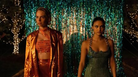 Maya Hawke como Eleanor e Camila Mendes como Drea em Justiceiras