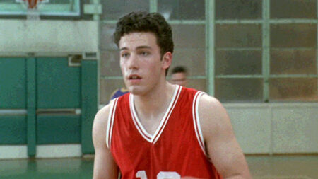 Por que a única fala de Ben Affleck em Buffy foi redublada por outro ator? Ben Affleck era Jogador de Basquete nº 10 em Buffy, a Caça Vampiros (Reprodução)