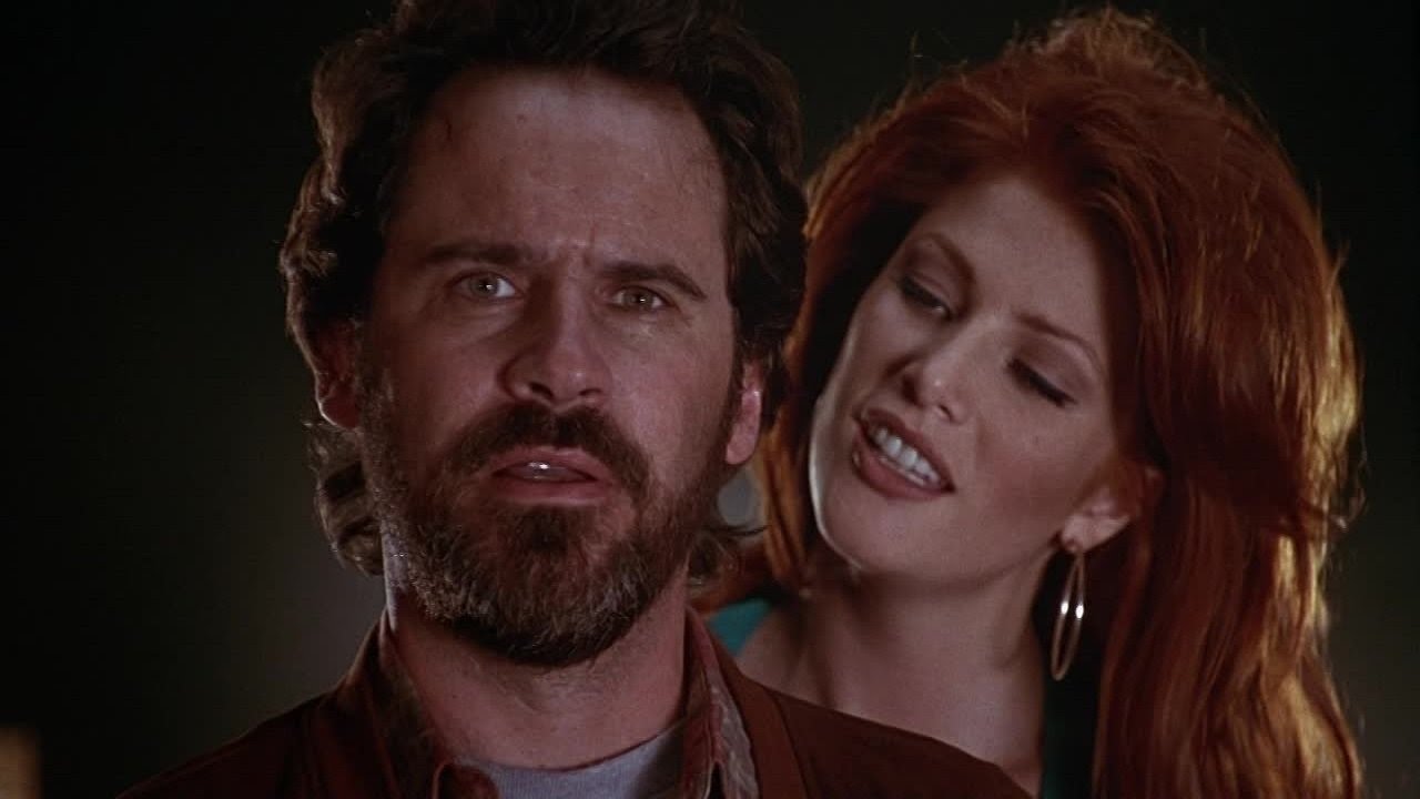 Dennis Miller é Rafe Guttman e Angie Everhart é Lilith em Bordel de Sangue (Reprodução)