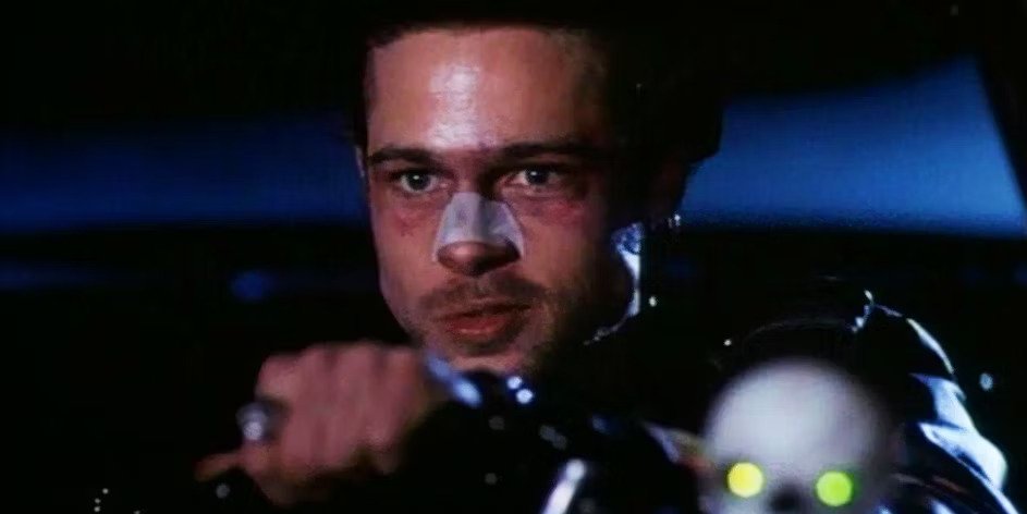 Brad Pitt é um criminoso em Contos da Cripta (Reprodução)