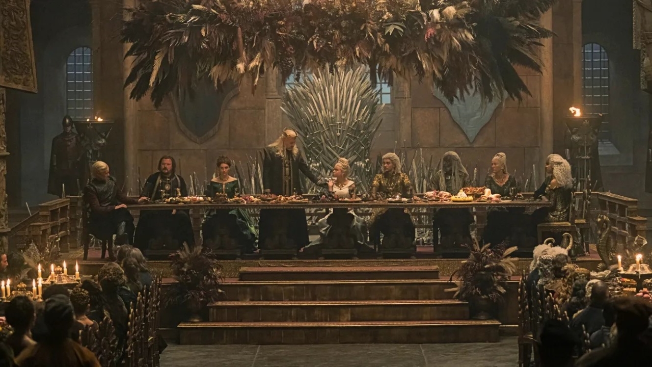 Família Targaryen, família Velaryon e outros convidades no camento de Rhaenyra (Milly Alcock) e Laenor (Theo Nate) em A Casa do Dragão (Reprodução / HBO)