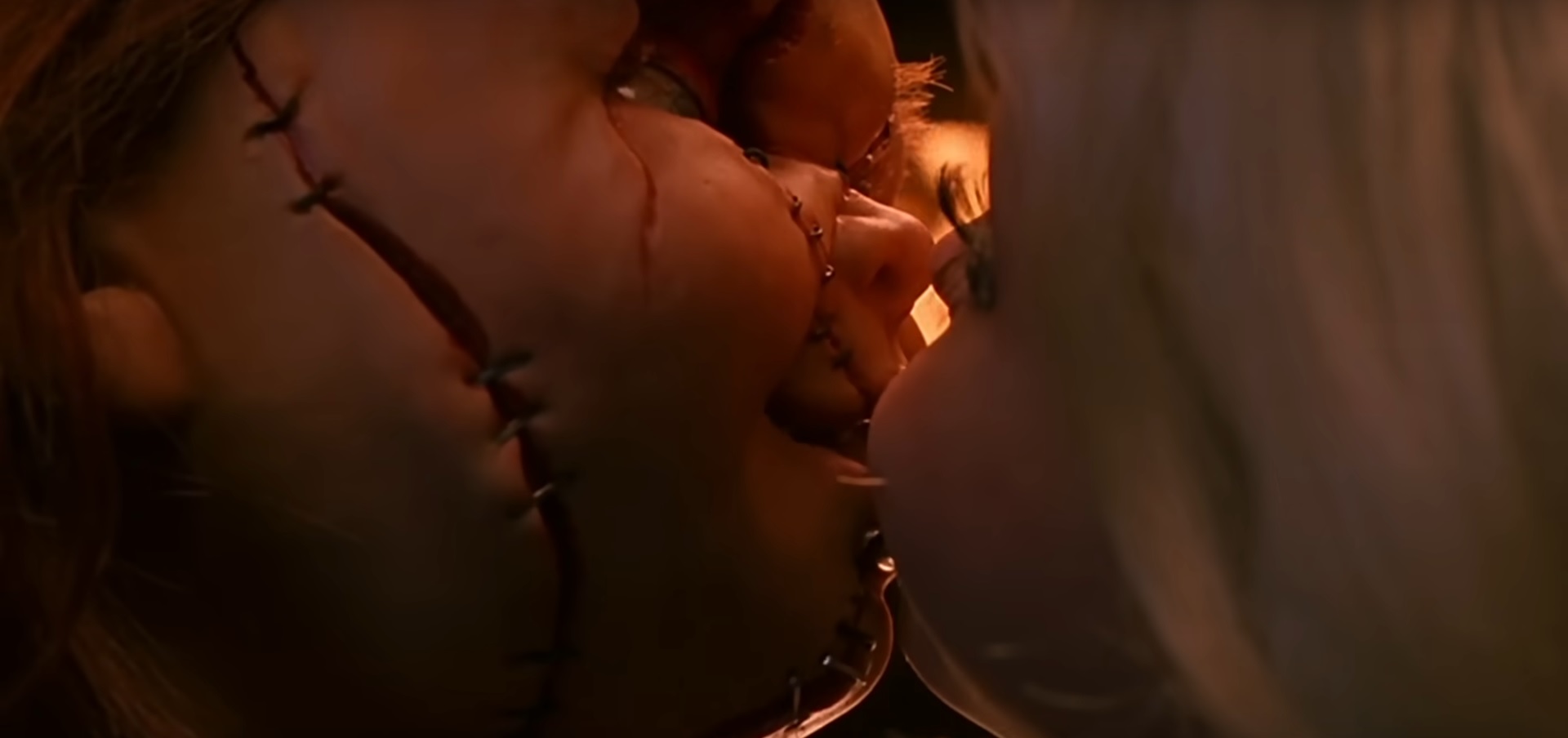Cena de sexo entre Chucky e Tiffany em A Noiva de Chucky (Reprodução)