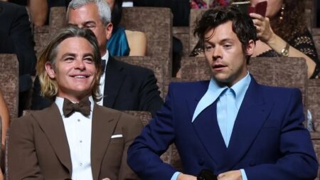 Cuspida de Harry Styles em Chris Pine volta à tona e ator esclarece a VERDADE Chris Pine e Harry Styles no Festival de Cinema de Veneza (Reprodução)