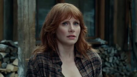 Bryce Dallas Howard como Claire em Jurassic World: Domínio (Reprodução / Universal Pictures)