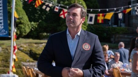 Ator e diretor desistem de salário para fazer filme sair do papel Jon Hamm como Fletch em Confess, Fletch (Reprodução)