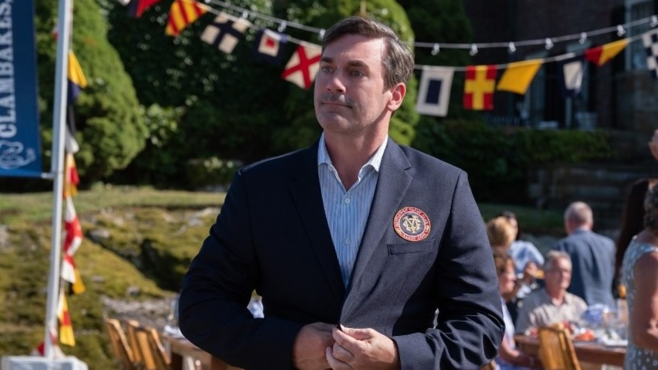 Jon Hamm revela porque aceitou papel inusitado em Missão Madrinha de Casamento 2 Jon Hamm como Fletch em Confess, Fletch (Reprodução)