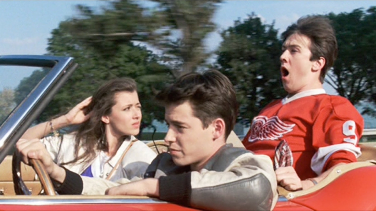 Sloane (Mia Sara), Ferris (Matthew Broderick) e Cameron (Alan Ruck) em uma Ferrari no filme Curtindo a Vida Adoidado (Reprodução)