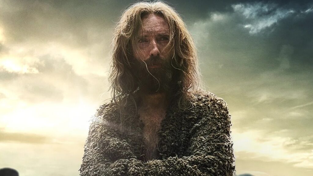 Quem são os Istari em O Senhor dos Anéis: Os Anéis de Poder? O Estranho (Daniel Weyman) em O Senhor dos Anéis: Os Anéis do Poder (Reprodução / Prime Video)
