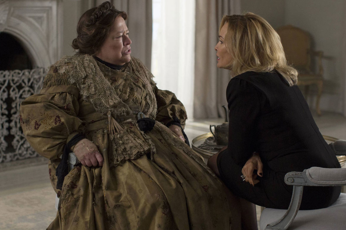 Kathy Bates é Delphine LaLaurie em American Horror Story: Coven (Reprodução)