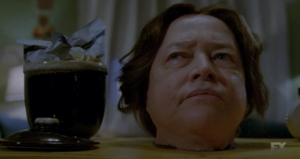 Kathy Bates é Delphine LaLaurie em American Horror Story: Coven (Reprodução)