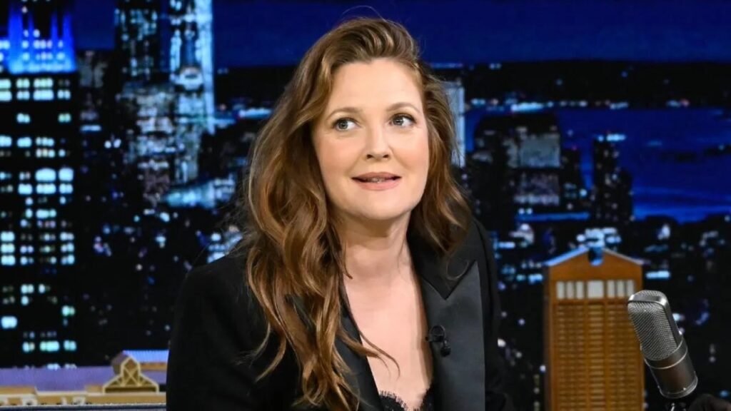 Drew Barrymore relata ficada com astro de Os Goonies na adolescência Drew Barrymore no The Drew Barrymore Show (Reprodução)