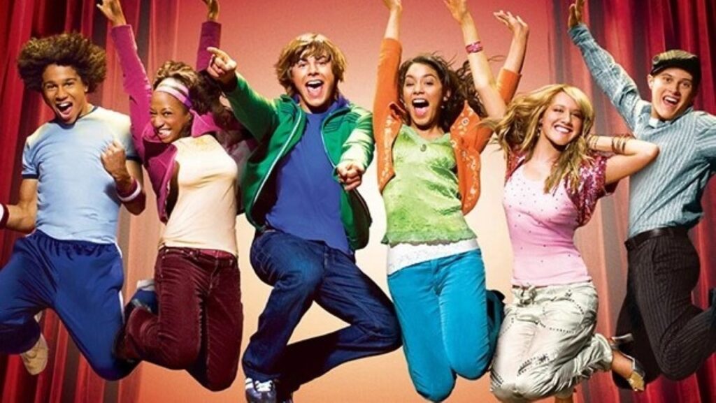 Showrunner esclarece boato sobre reunião de High School Musical Corbin Bley, Monique Coleman, Zac Efron, Vanessa Hudgens, Ashley Tisdale e Lucas Grabeel em High School Musical (Reprodução / Disney)