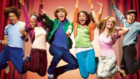 Showrunner esclarece boato sobre reunião de High School Musical Corbin Bley, Monique Coleman, Zac Efron, Vanessa Hudgens, Ashley Tisdale e Lucas Grabeel em High School Musical (Reprodução / Disney)