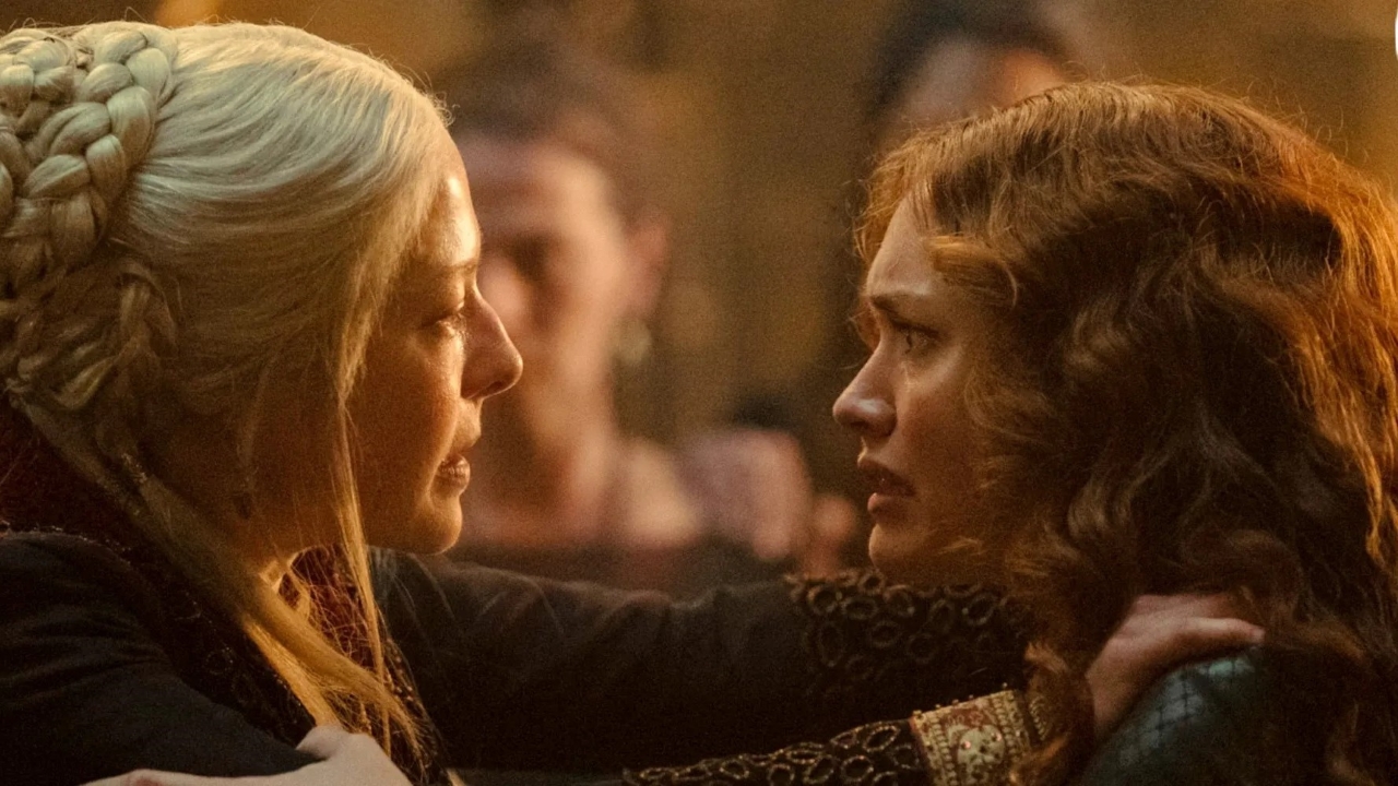 Rhaenyra (Emma D'Arcy) e Alicent (Olivia Cooke) em A Casa do Dragão (Reprodução / HBO)