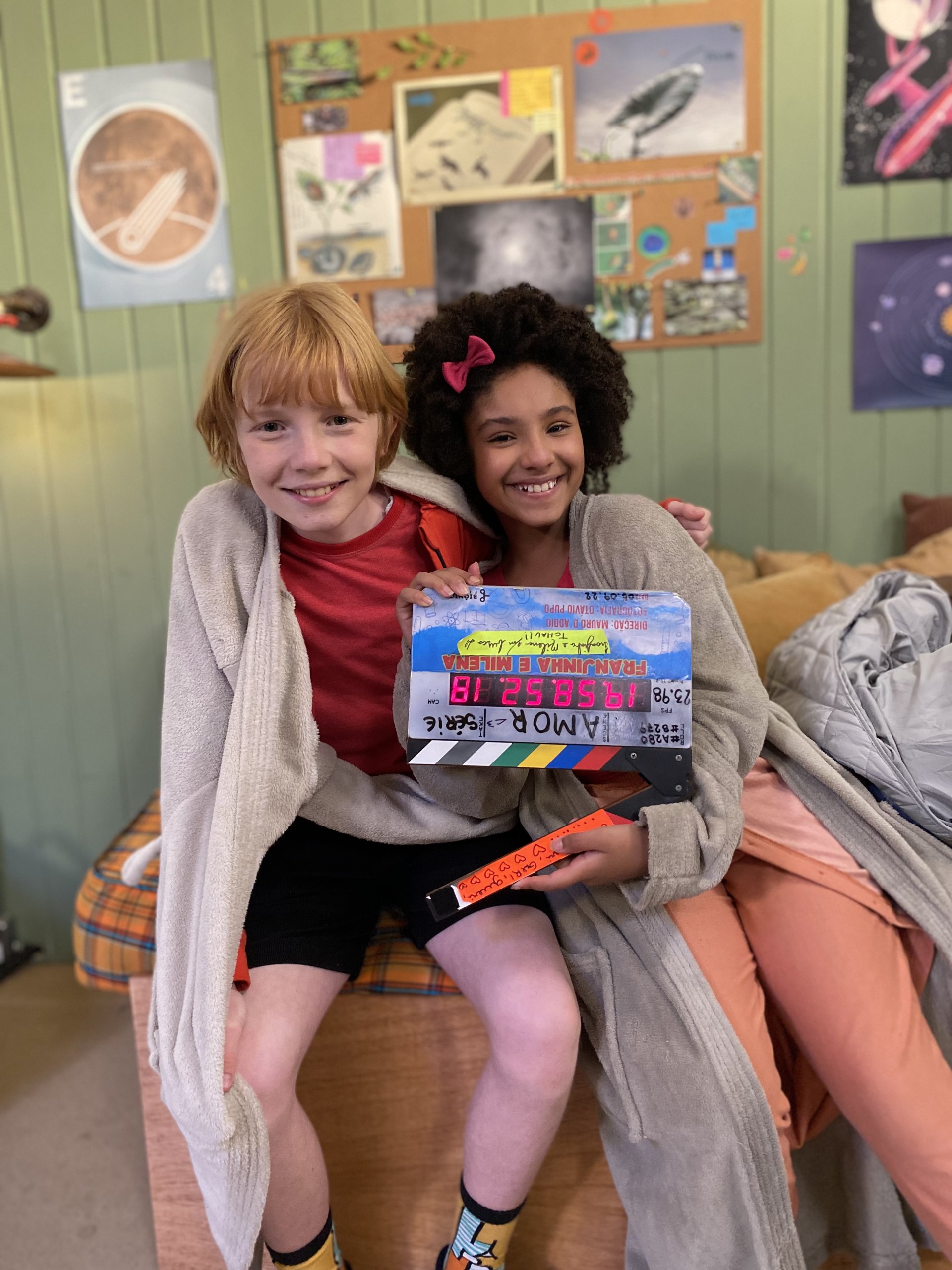 Fabrício Gabriel como Franjinha e Bia Lisboa como Milena nos bastidores de Franjinha e Milena Em Busca Da Ciência 