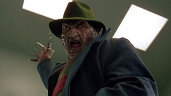 Robert Englund é Freddy Krueger em O Novo Pesadelo: O Retorno de Freddy Krueger (Reprodução)
