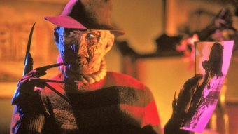 Robert Englund é Freddy Krueger em A Hora do Pesadelo - O Terror de Freddy Krueger (Reprodução)