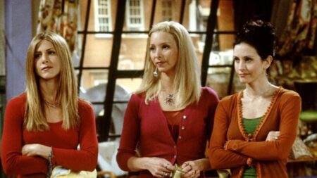 Participante de Reality Show explica por que atriz de Friends é “um dos piores humanos” Rachel (Jennifer Aniston), Phoebe (Lisa Kudrow) e Monica (Courteney Cox) em Friends (Reprodução)