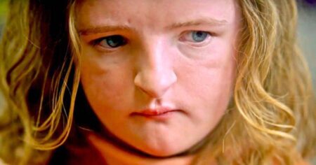 Milly Shapiro é Charlie em Hereditário (Reprodução)