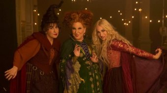 Winnie (Bette Midler), Mary (Kathy Najimi) e Sarah (Sarah Jessica Parker) em Abracadabra 2 (Reprodução / Disney)