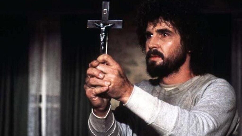 Amityville: conheça a franquia de terror tão extensa quanto o MCU James Brolin é George Lutz em Horror em Amityville (1979) (Reprodução)