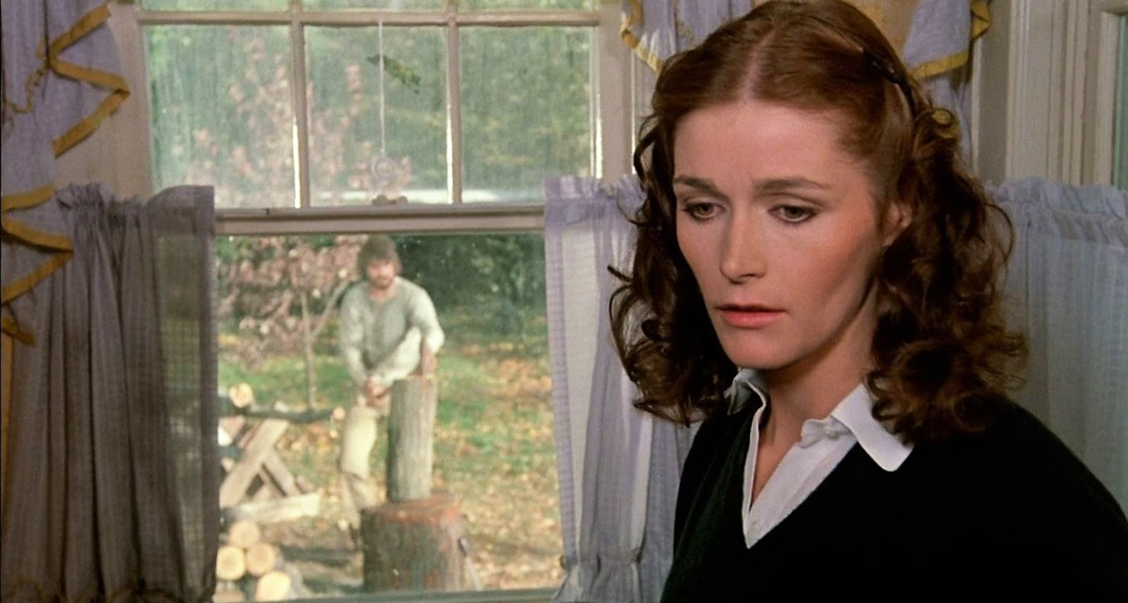 Amityville: conheça a franquia de terror tão extensa quanto o MCU 2 James Brolin é George Lutz e Margot Kidder é Kathy Lutz em Horror em Amityville (1979) (Reprodução)