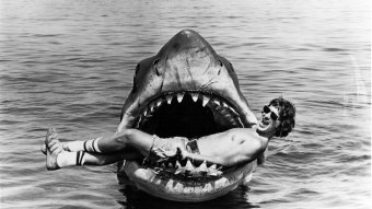 Steven Spielberg e Bruce, o Tubarão (Reprodução)