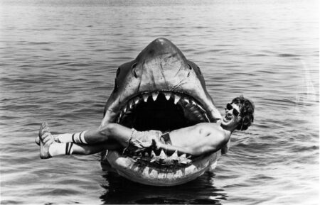 Spielberg foi ameaçado com demissão durante produção de Tubarão? Steven Spielberg e Bruce, o Tubarão (Reprodução)