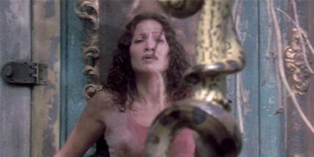 Jennifer Lopez é Terri Flores em Anaconda (Reprodução)