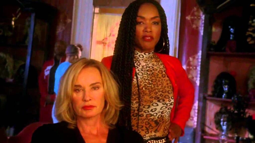 Por que Fiona não tem alma em American Horror Story: Coven? Jessica Lange é Fiona Goode e Angela Bassett como Marie Laveau em American Horror Story: Coven (Reprodução)