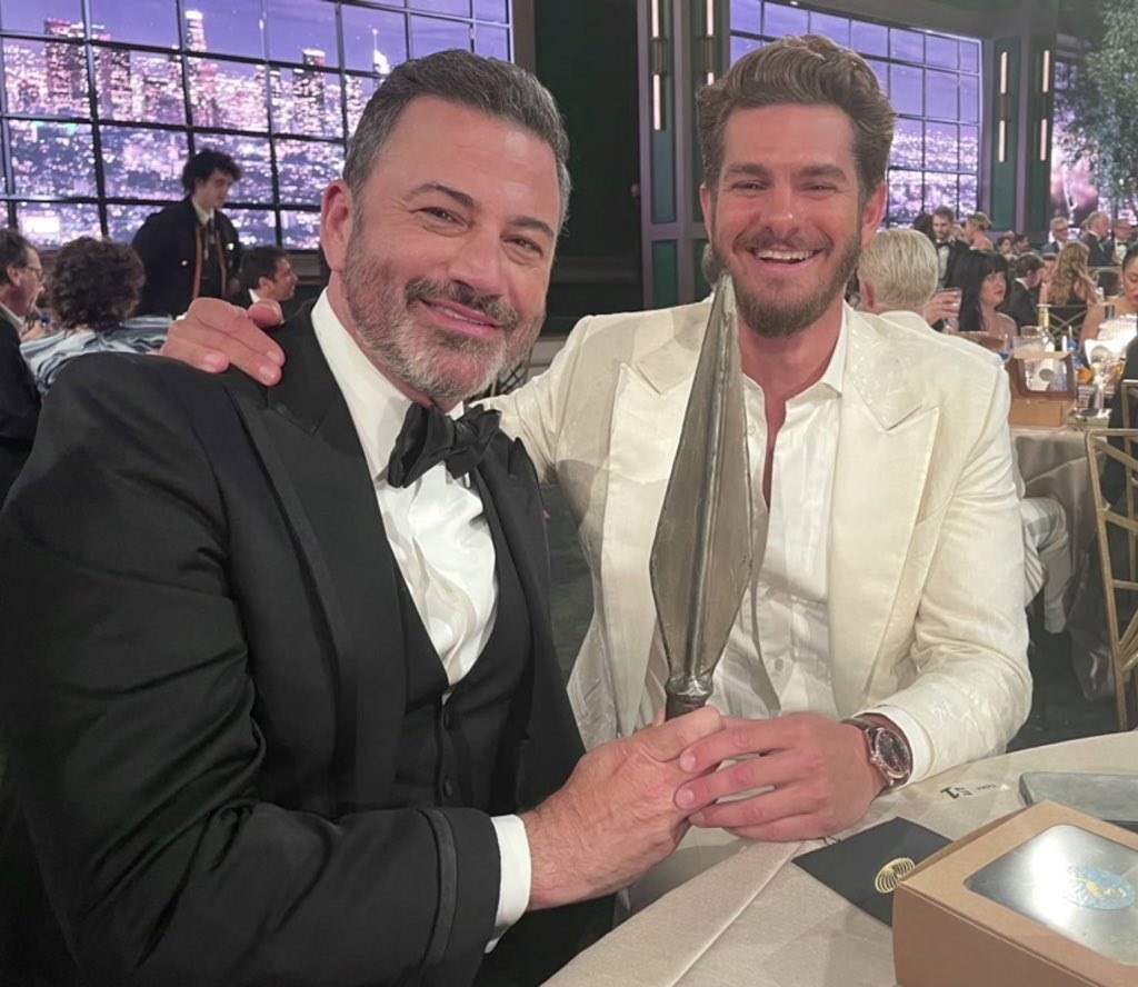 Jimmy Kimmel e Andrew Garfield segurando a ponta de uma lança no Emmy 2022 (Reprodução / Twitter)