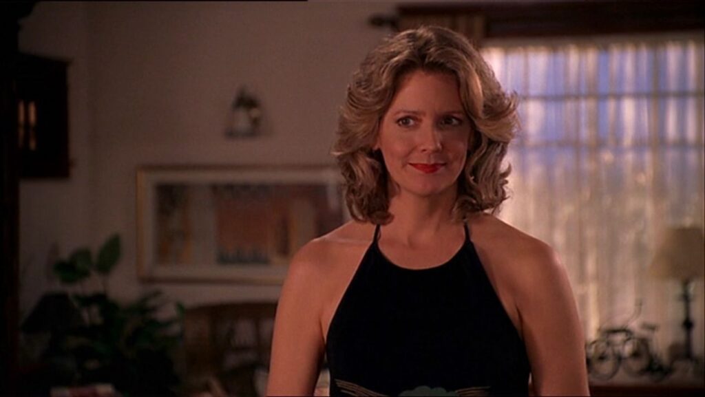 Por que a mãe de Buffy morre na quinta temporada da série? Kristine Sutherland é Joyce em Buffy, a Caça-Vampiros (Reprodução)