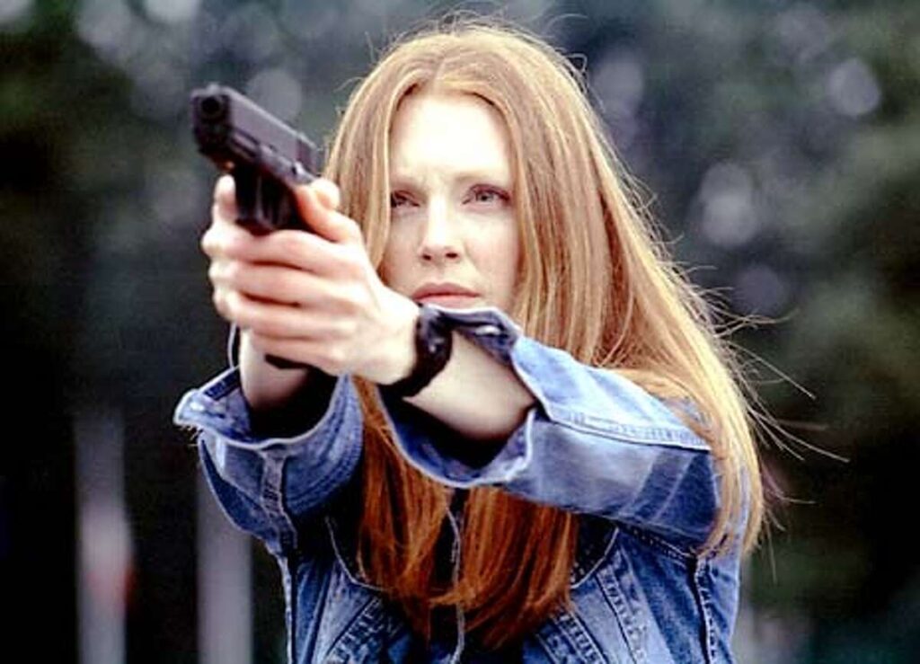 Julianne Moore explica por que não aprova armas em seus filmes Julianne Moore é Clarice Sterling em Hannibal (Reprodução)