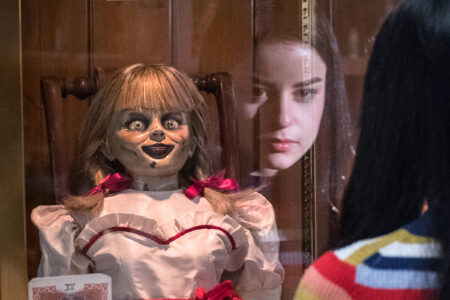 Conheça a história real da boneca Annabelle Katie Sarife é Daniela Rios em Annabelle 3: De Volta Para Casa (Reprodução)