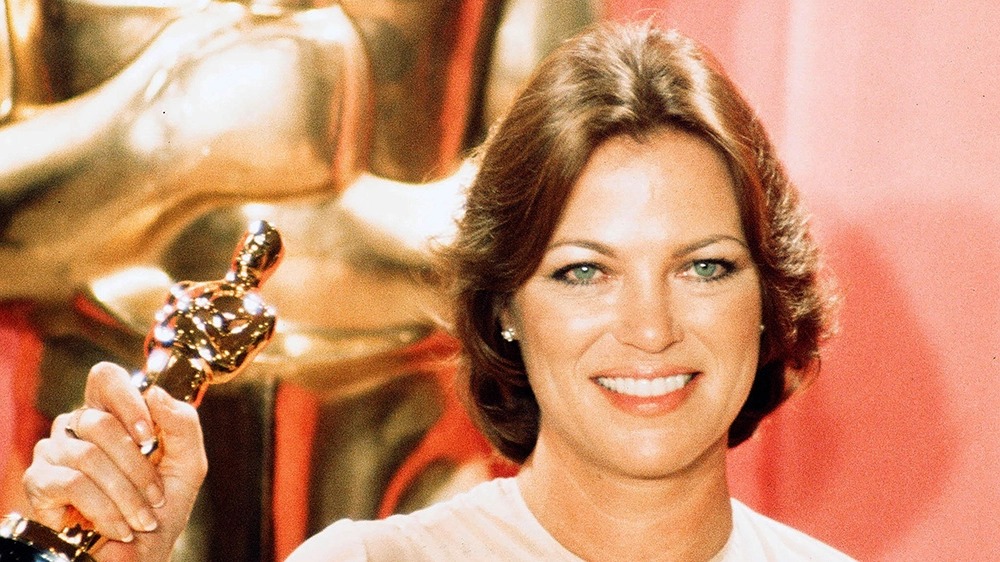 Conheça careira de Louise Fletcher, vencedora do Oscar que morreu aos 88 anos 2 Louise Fletcher com a estatueta do Oscar