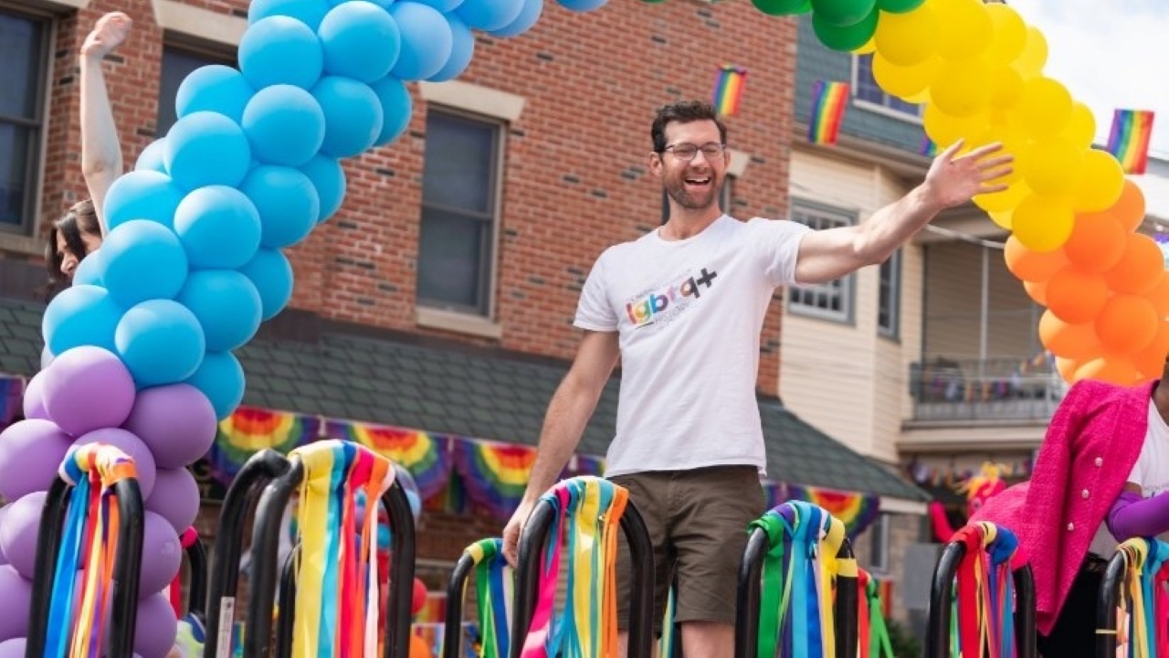 Banido do Tinder duas vezes, ator se revolta com aplicativo: "vou ficar no Grindr" 1 Bobby (Billy Eichner) em Mais Que Amigos, Friends (Reprodução / Universal)