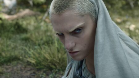 Bridie Sisson como A Habitante em O Senhor dos Anéis: Os Anéis de Poder (Reprodução / Prime Video)