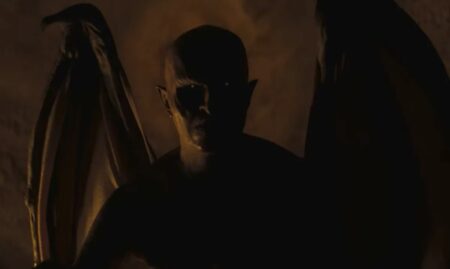 Por que Missa da Meia-Noite não usa a palavra ‘vampiro’ na série? Cena de Missa da Meia-Noite (Reprodução)