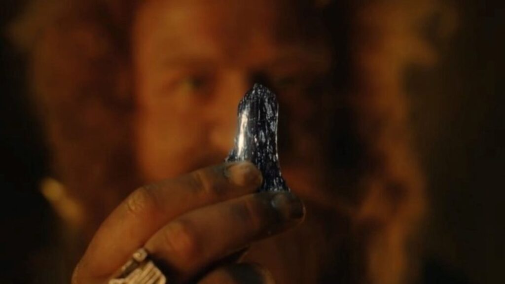 Os Anéis de Poder: Qual a origem do Mithril? Durin IV (Owain Arthur) segura um pedaço de Mithril em O Senhor dos Anéis: Os Anéis de Poder (Reprodução / Prime Video)