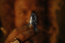 Durin IV (Owain Arthur) segura um pedaço de Mithril em O Senhor dos Anéis: Os Anéis de Poder (Reprodução / Prime Video)